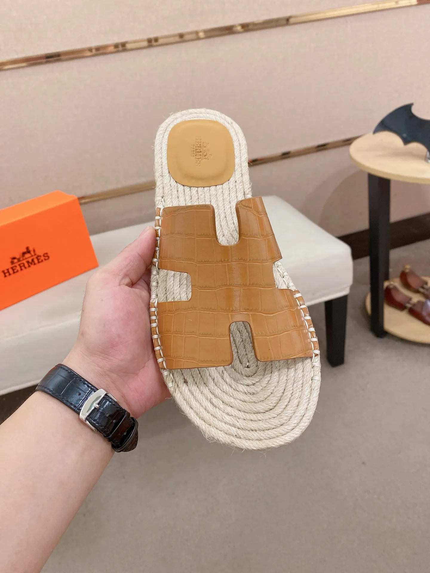 Factory price: 340💰high-end version. "HERMES" Hermès 💁♂️Men's casual slippers, compare the quality at the counter🧚🏿♂️ The upper is made of cowhide leather 🐊crocodile pattern workmanship, purely hand-drawn, raw rubber breathable and non-slip outsole, the inner is breathable and comfortable lambskin, the density is 100% comfortable, the original rubber outsole is wear-resistant and has a code number of 38-44. Can be customized 45-46-47💥🏆